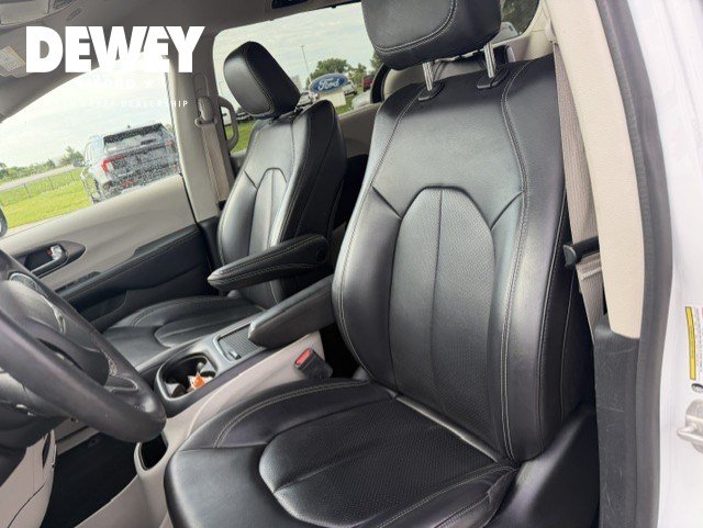 Used 2023 Chrysler Pacifica Touring-L FWD image 11