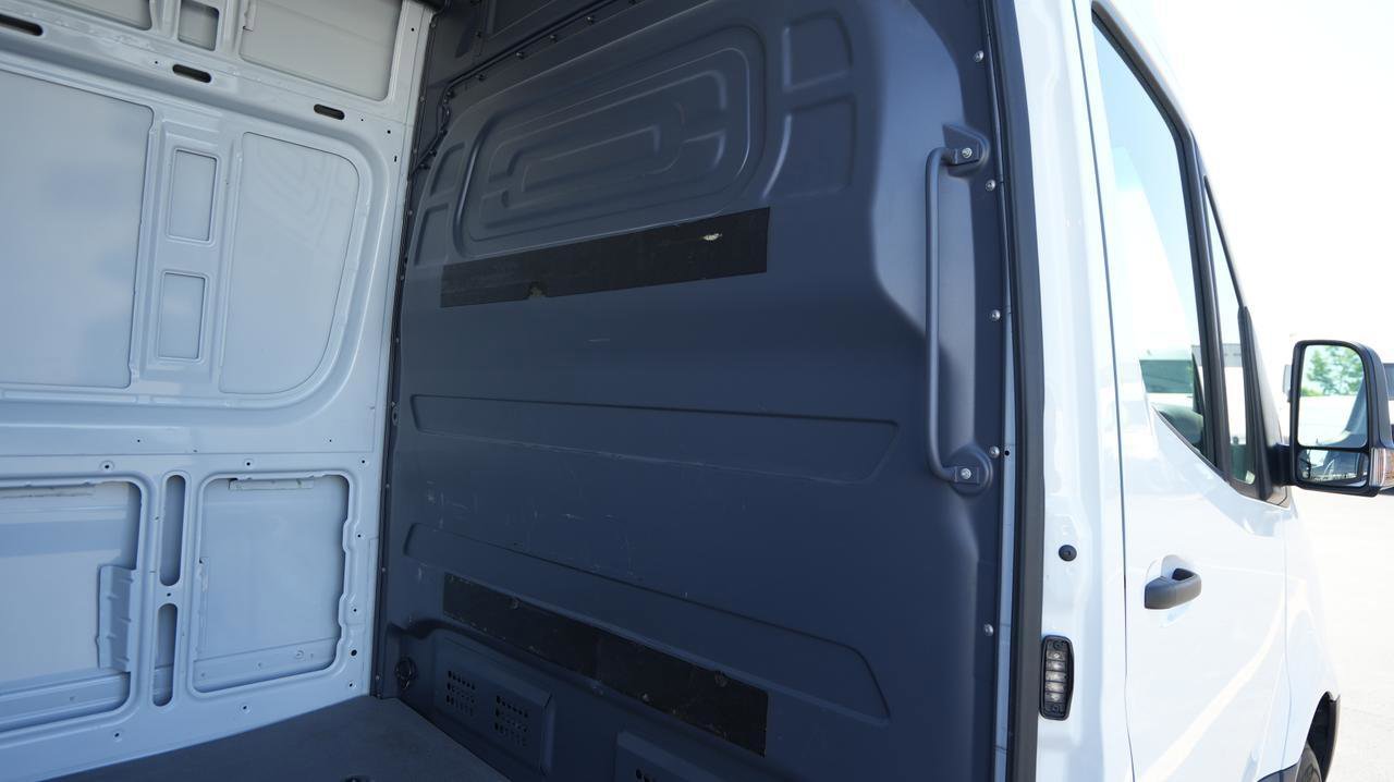 Used 2024 Mercedes-Benz Sprinter 2500 image 7