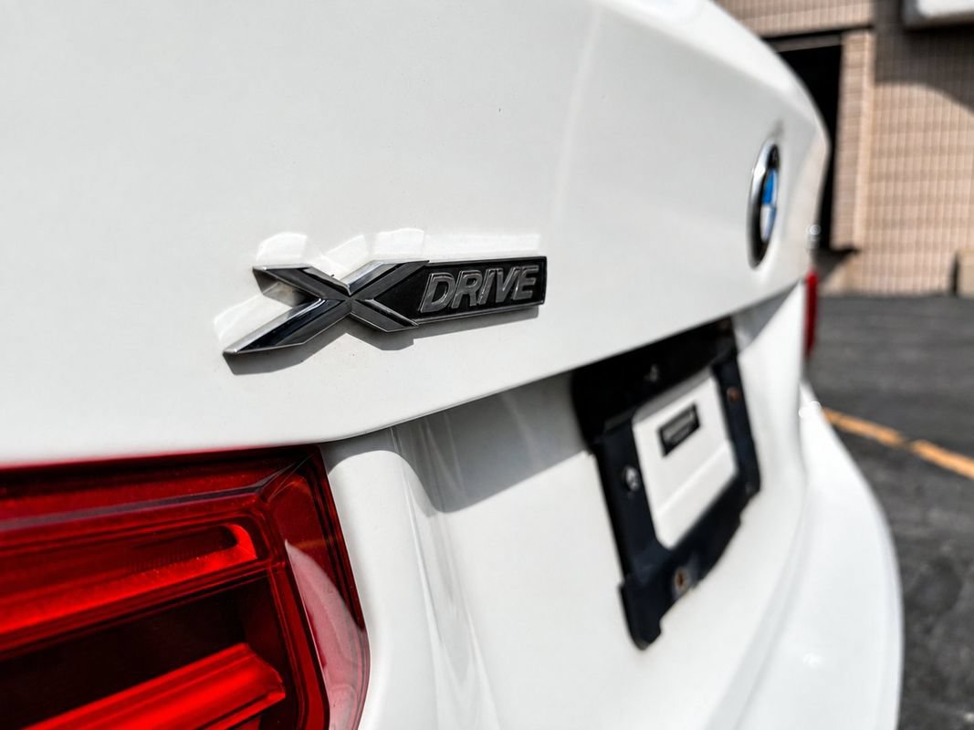 Used 2017 BMW 330i xDrive Sedan AWD/4WD image 4