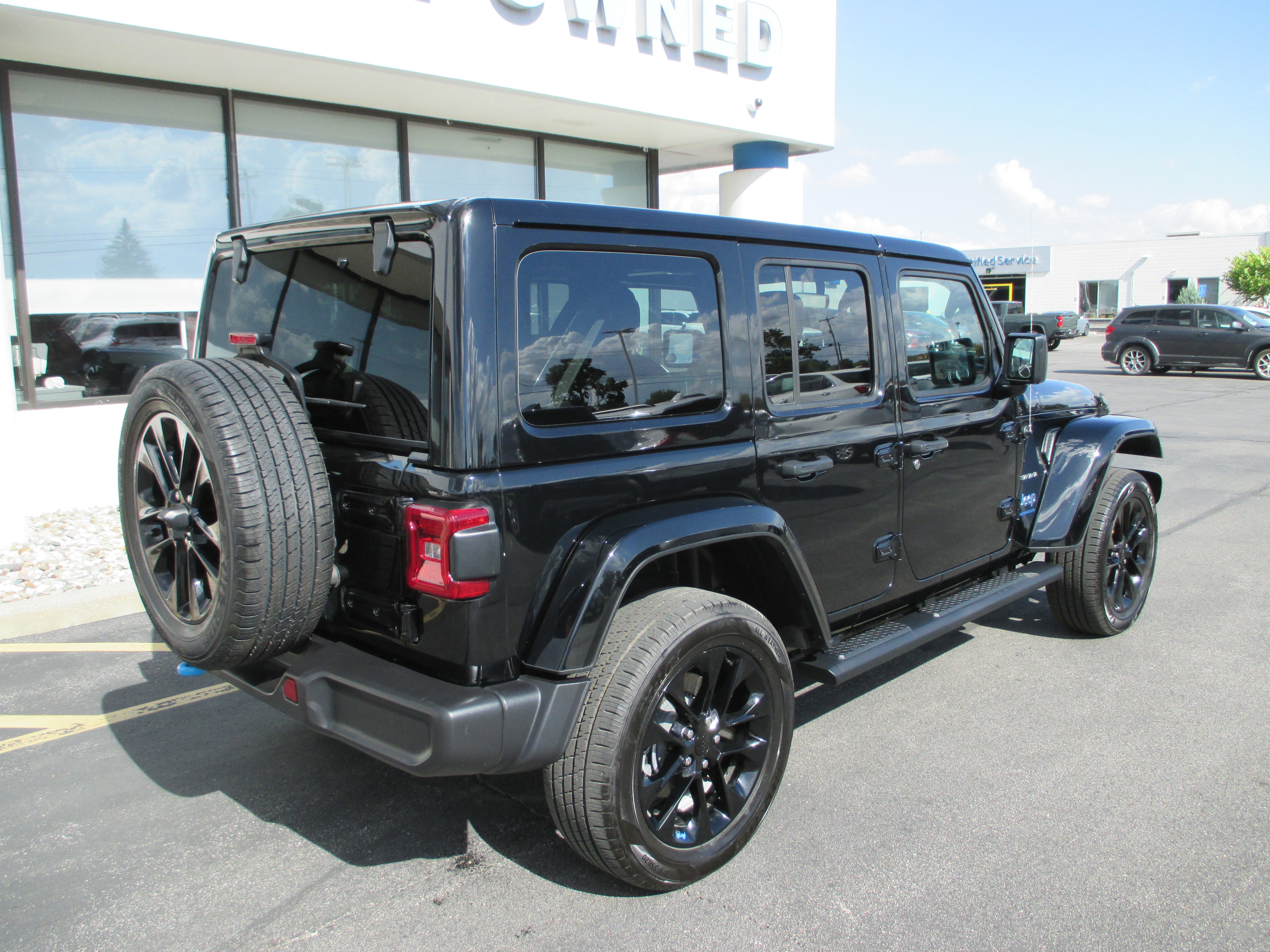 Used 2023 Jeep Wrangler Unlimited Sahara w/ Cold Weather Group image 3