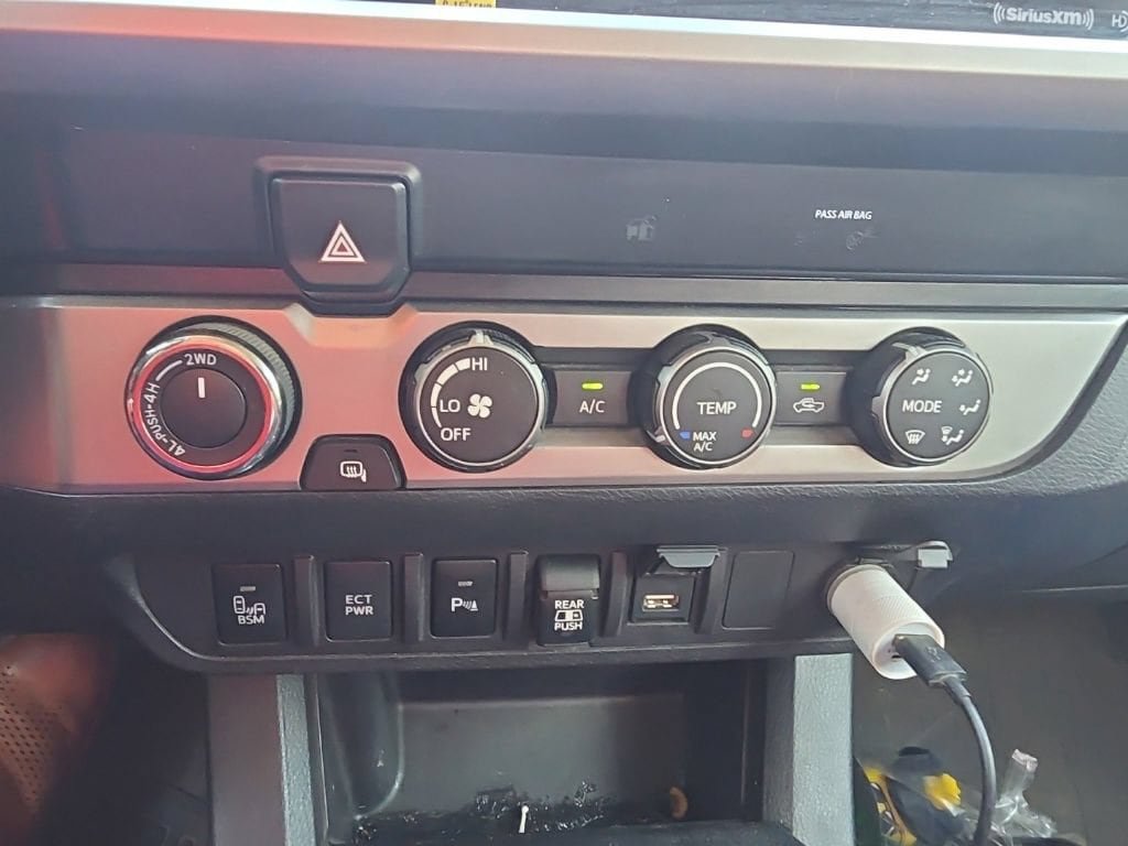 Used 2020 Toyota Tacoma SR5 AWD/4WD image 15