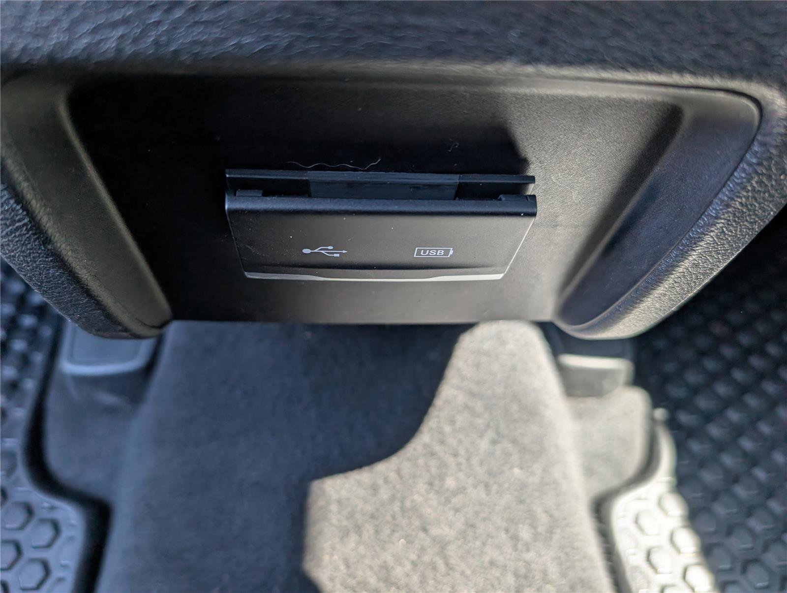 Used 2020 Jeep Cherokee Latitude Plus w/ Cold Weather Group AWD/4WD image 15