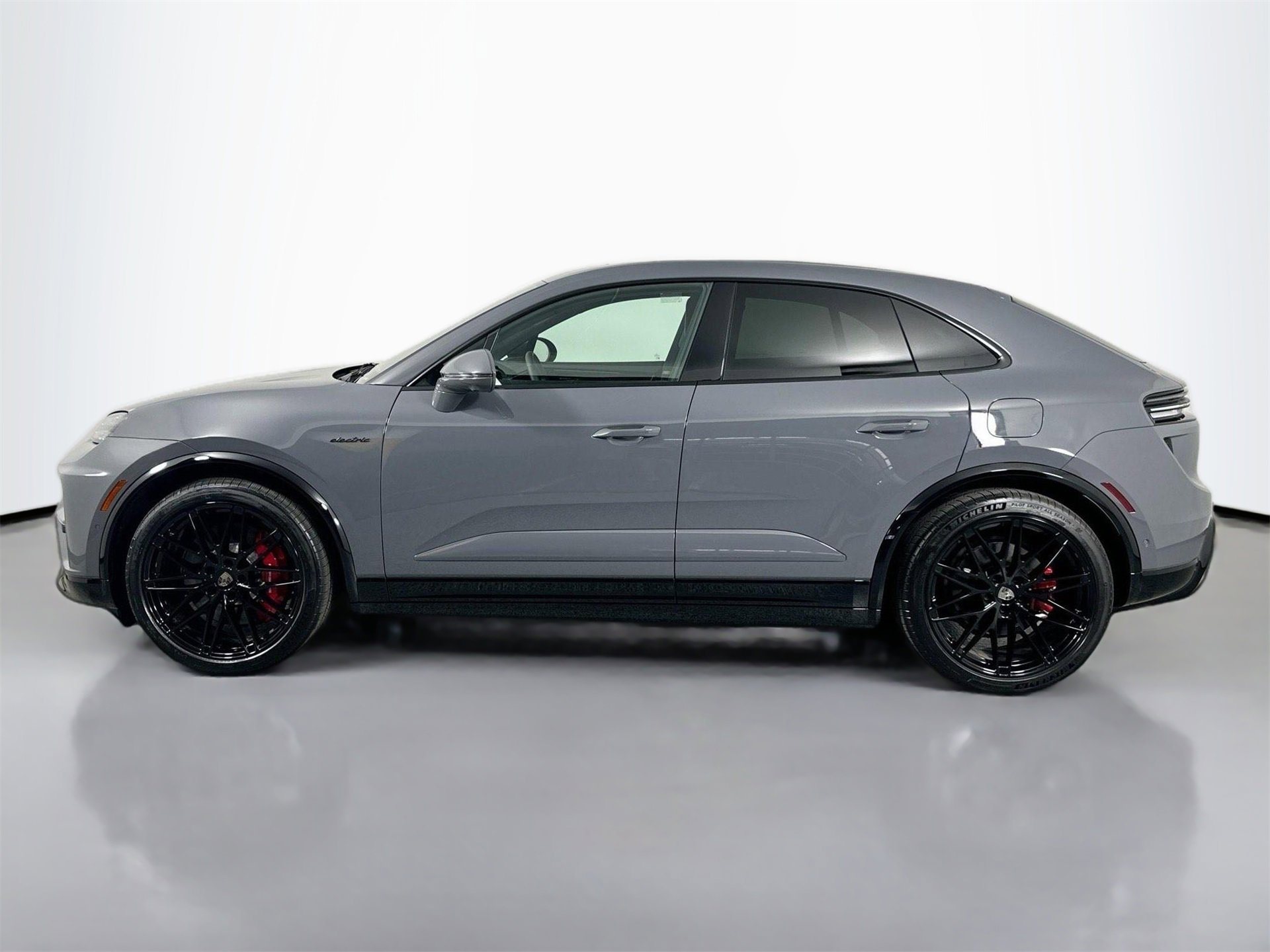 Certified 2025 Porsche Macan Turbo Electric image 2