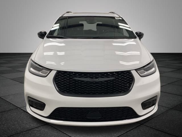 Used 2026 Chrysler Pacifica Limited w/ S Appearance Package image 2