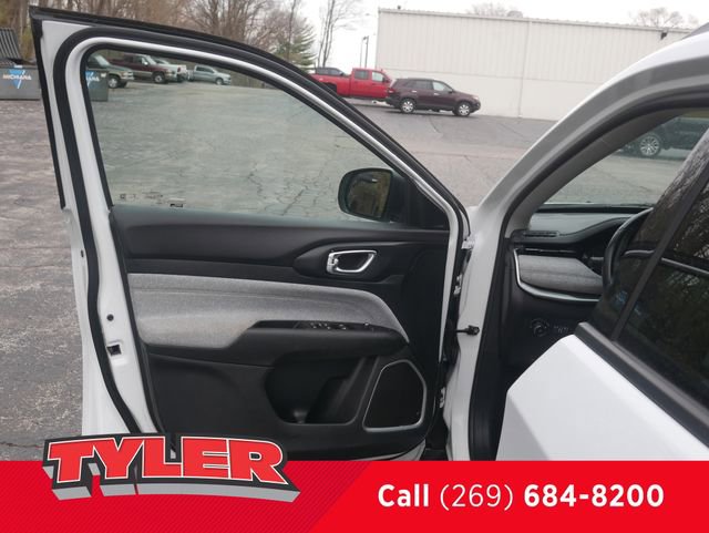 Used 2022 Jeep Compass Latitude image 23