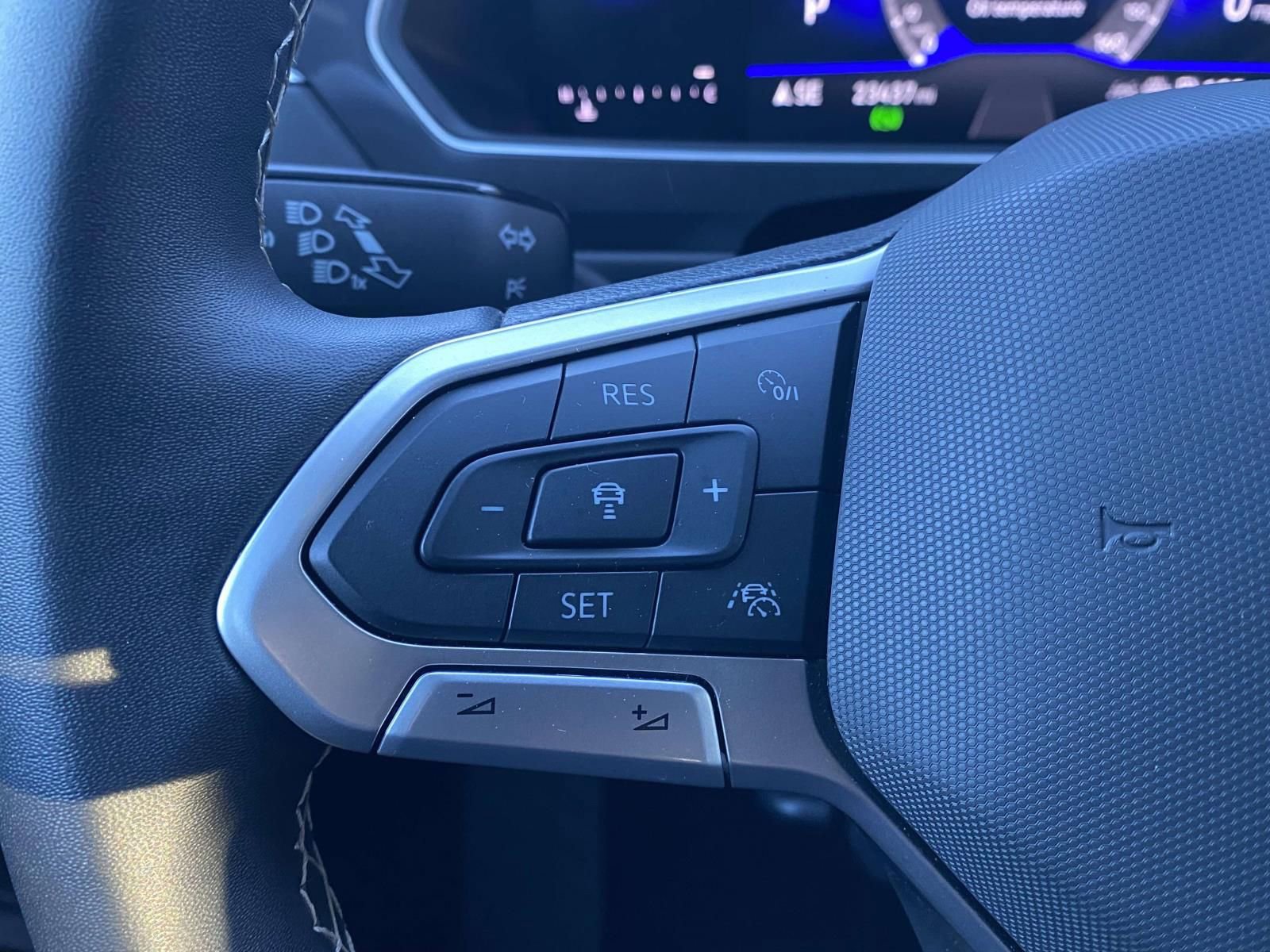 Used 2024 Volkswagen Tiguan SE image 20