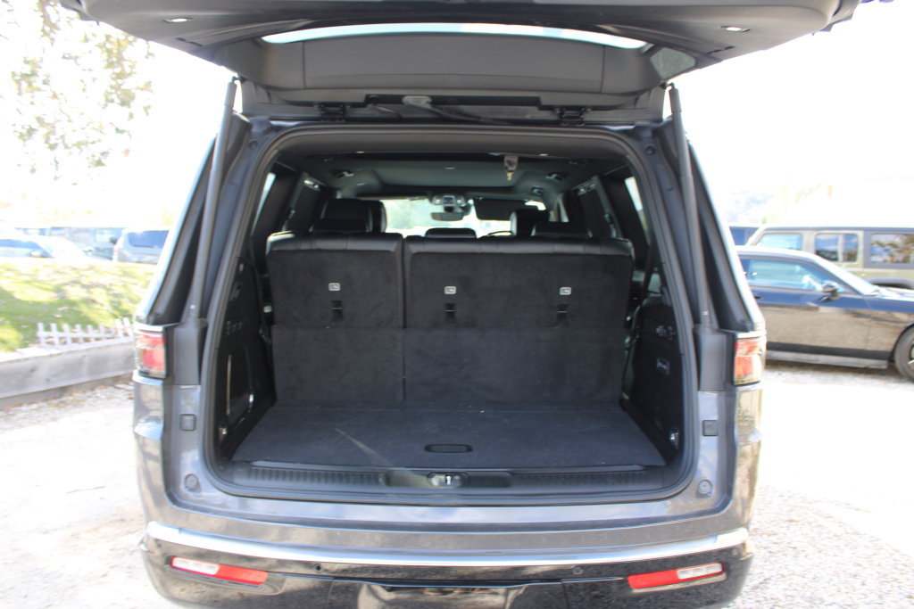 Used 2023 Jeep Wagoneer Series III w/ Premium Group I AWD/4WD image 11