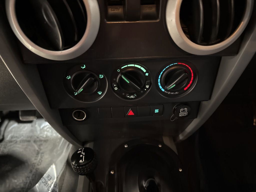 Used 2008 Jeep Wrangler Sahara w/ Dual Top Group AWD/4WD image 16