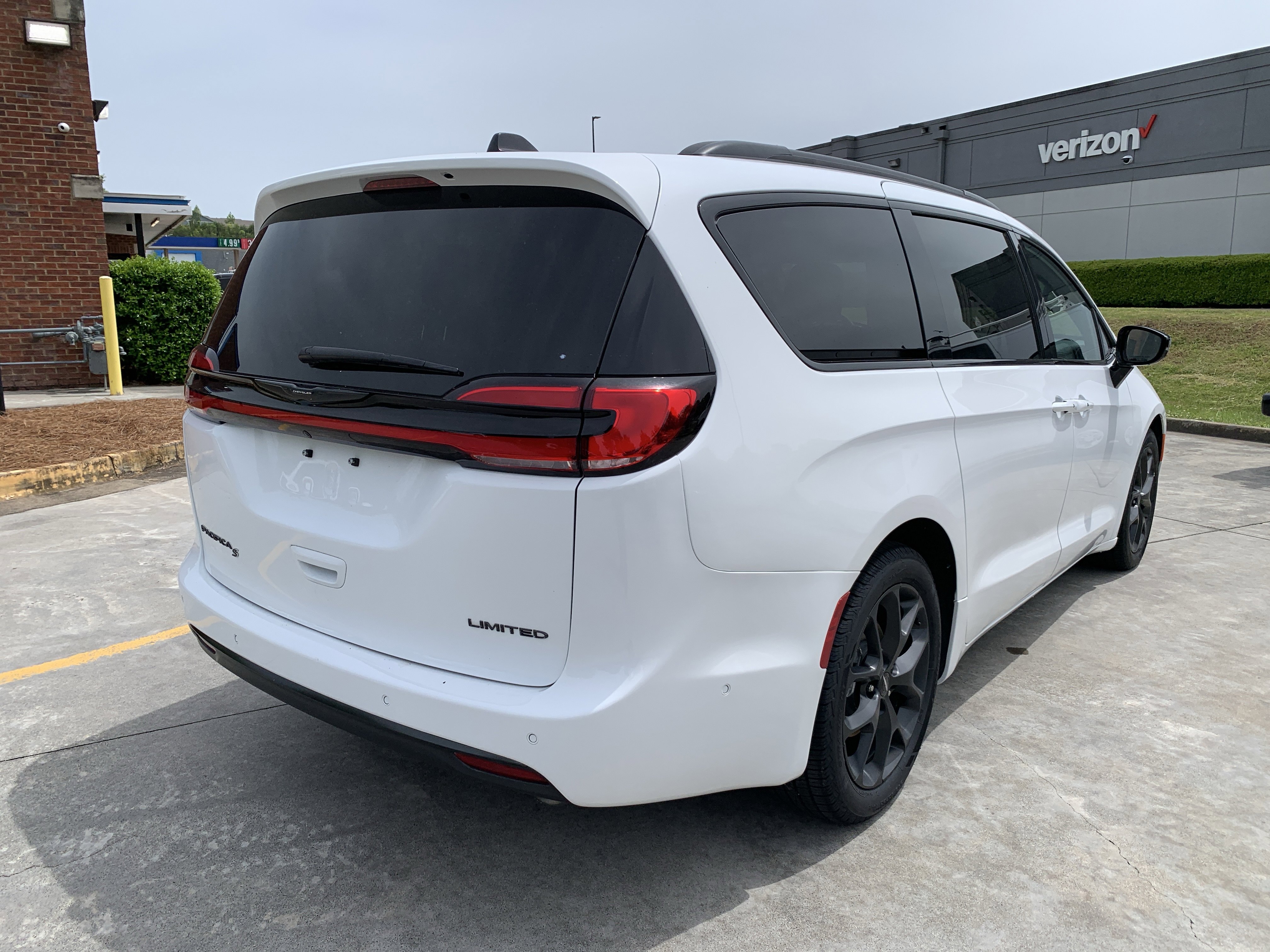 Used 2025 Chrysler Pacifica Limited FWD image 3