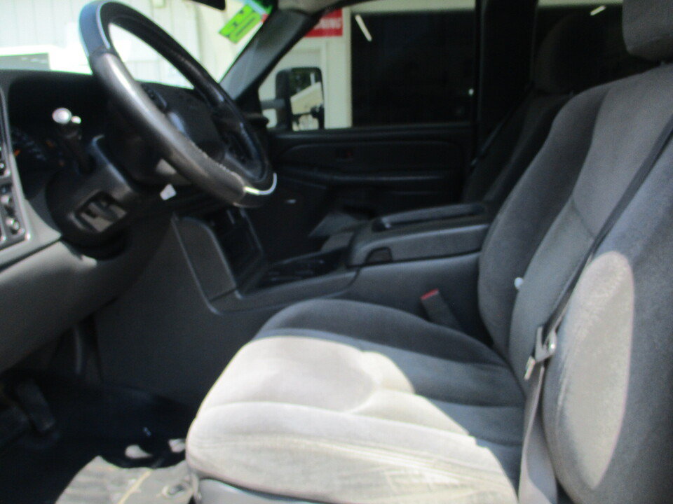 Used 2005 Chevrolet Silverado 2500 LS w/ Heavy-Duty Power Package AWD/4WD image 26