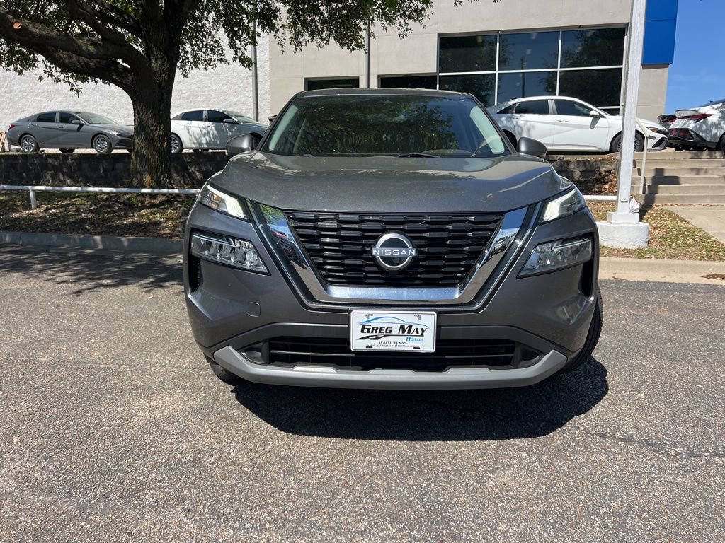 Used 2023 Nissan Rogue SV image 2