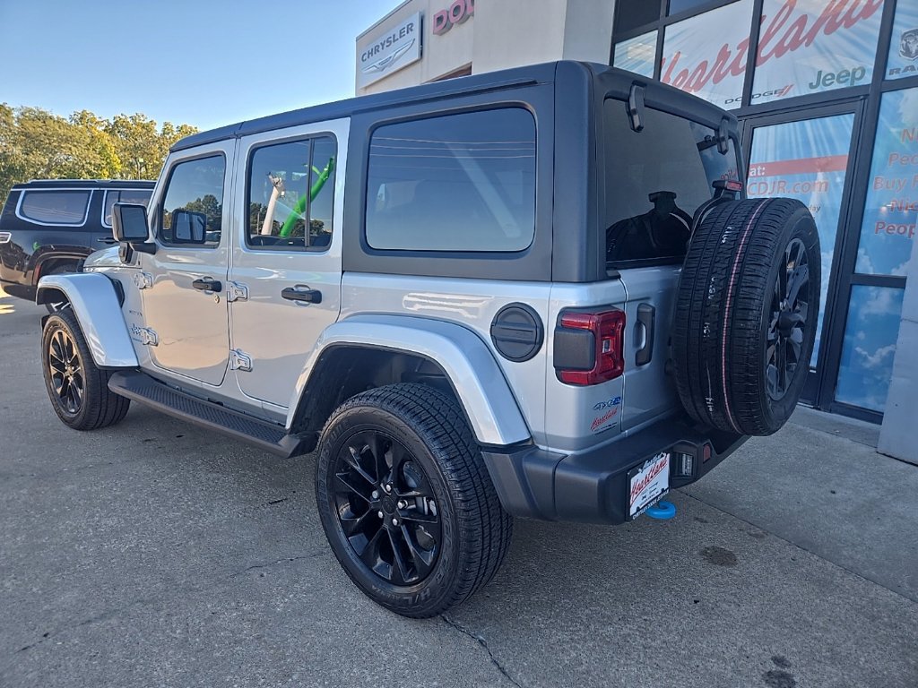 Used 2023 Jeep Wrangler Unlimited Sahara w/ Cold Weather Group AWD/4WD image 5