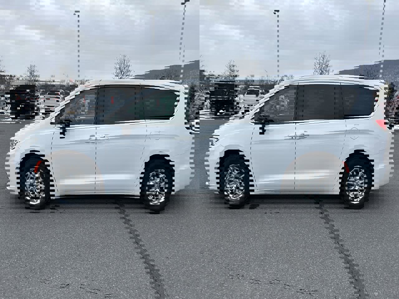 Used 2024 Chrysler Pacifica Touring-L image 4