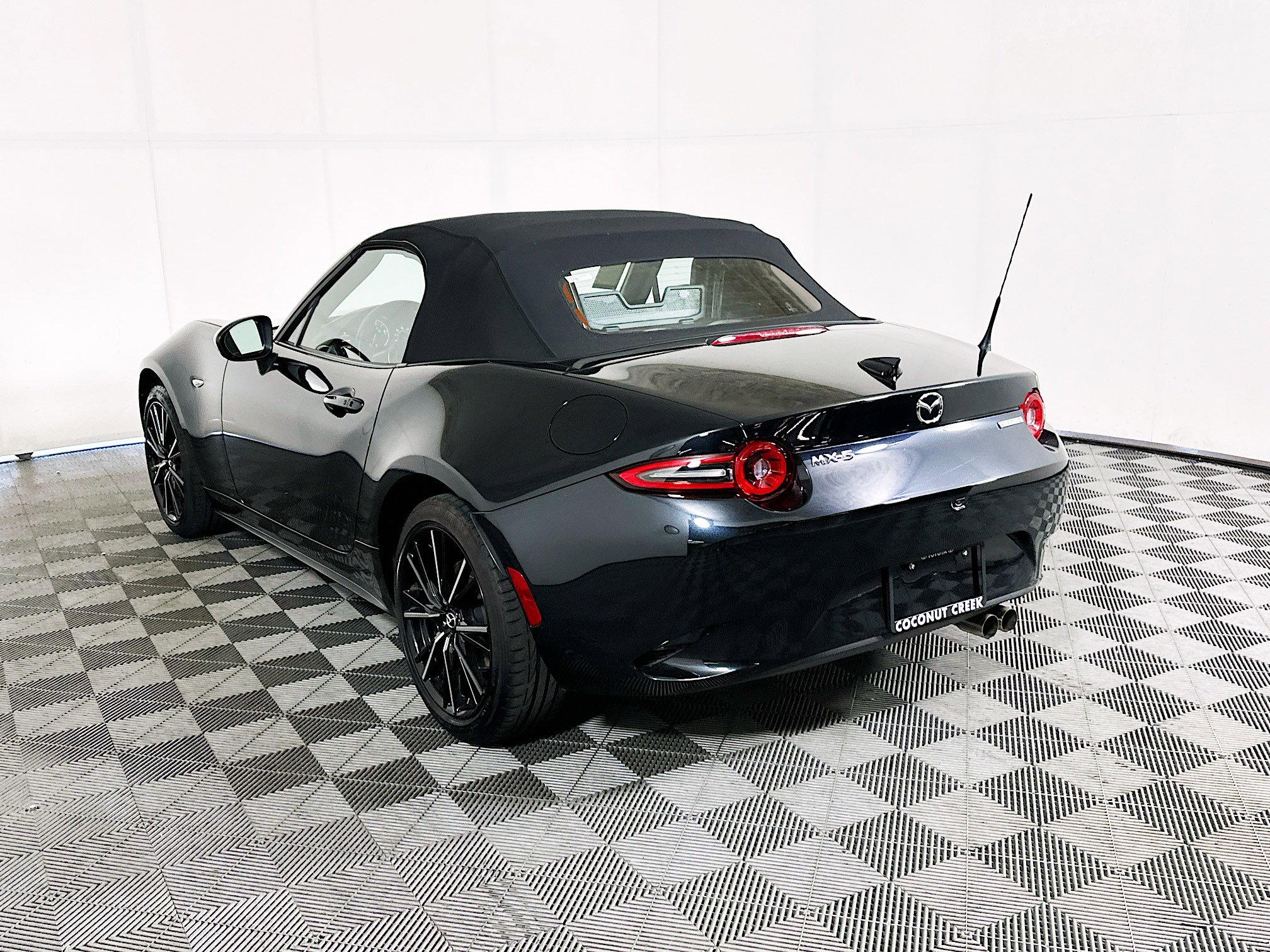 Used 2024 MAZDA MX-5 Miata Grand Touring RWD image 5