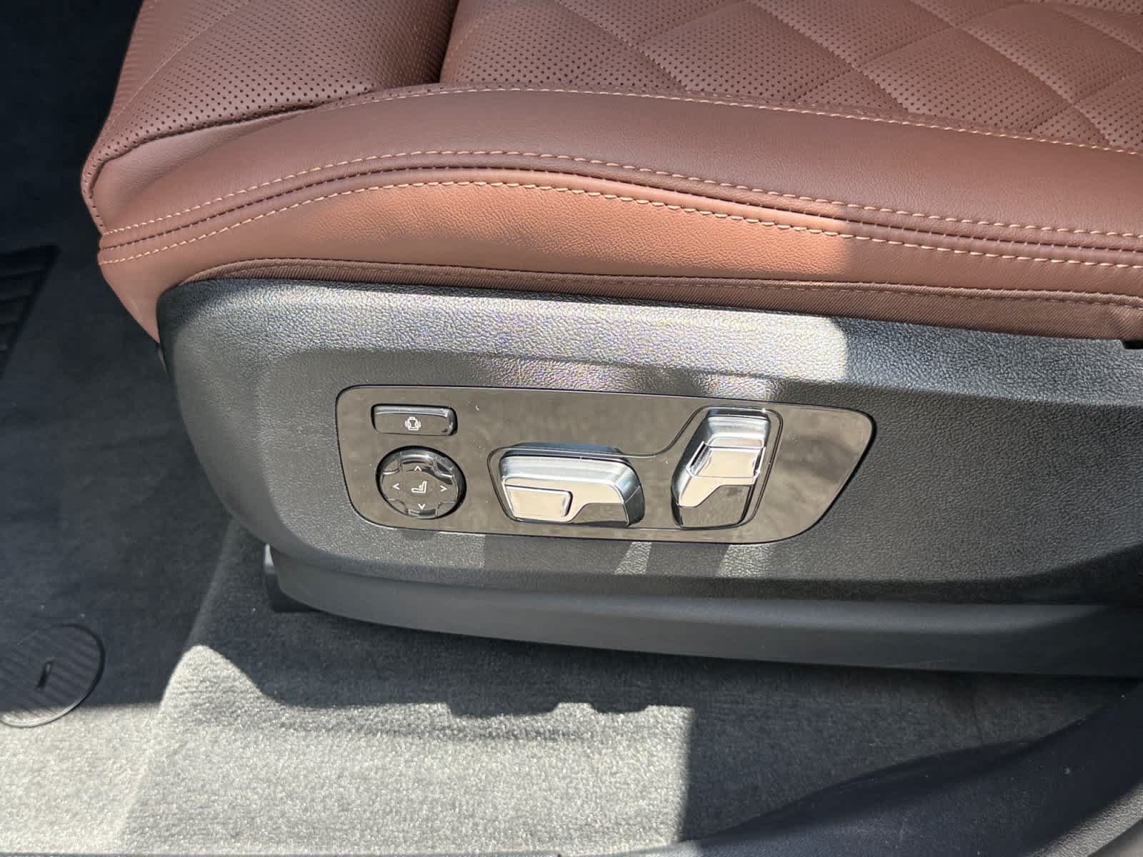 New 2026 BMW X5 xDrive50e w/ Climate Comfort Package AWD/4WD image 13