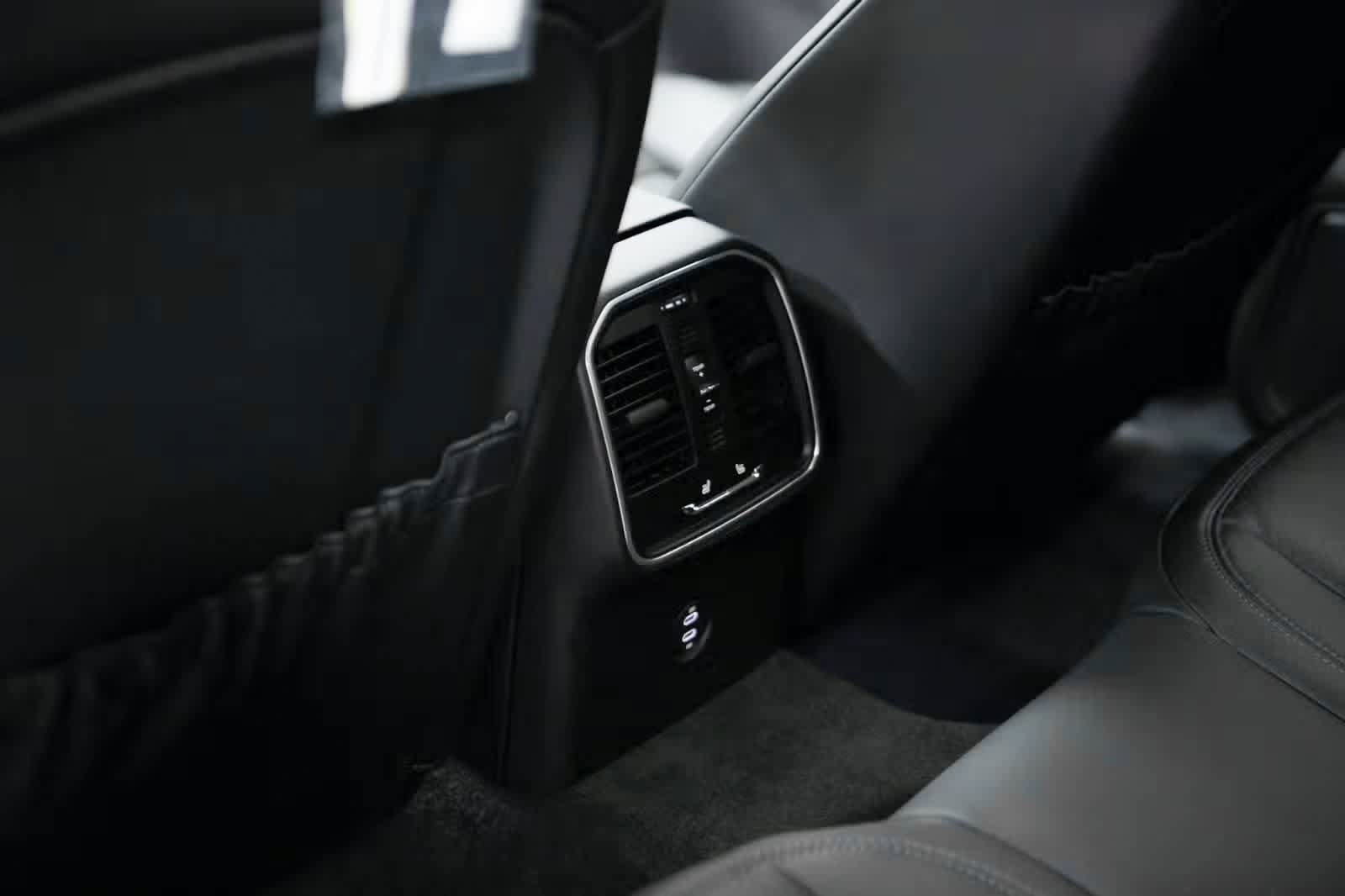 Certified 2026 Porsche Macan AWD/4WD image 33