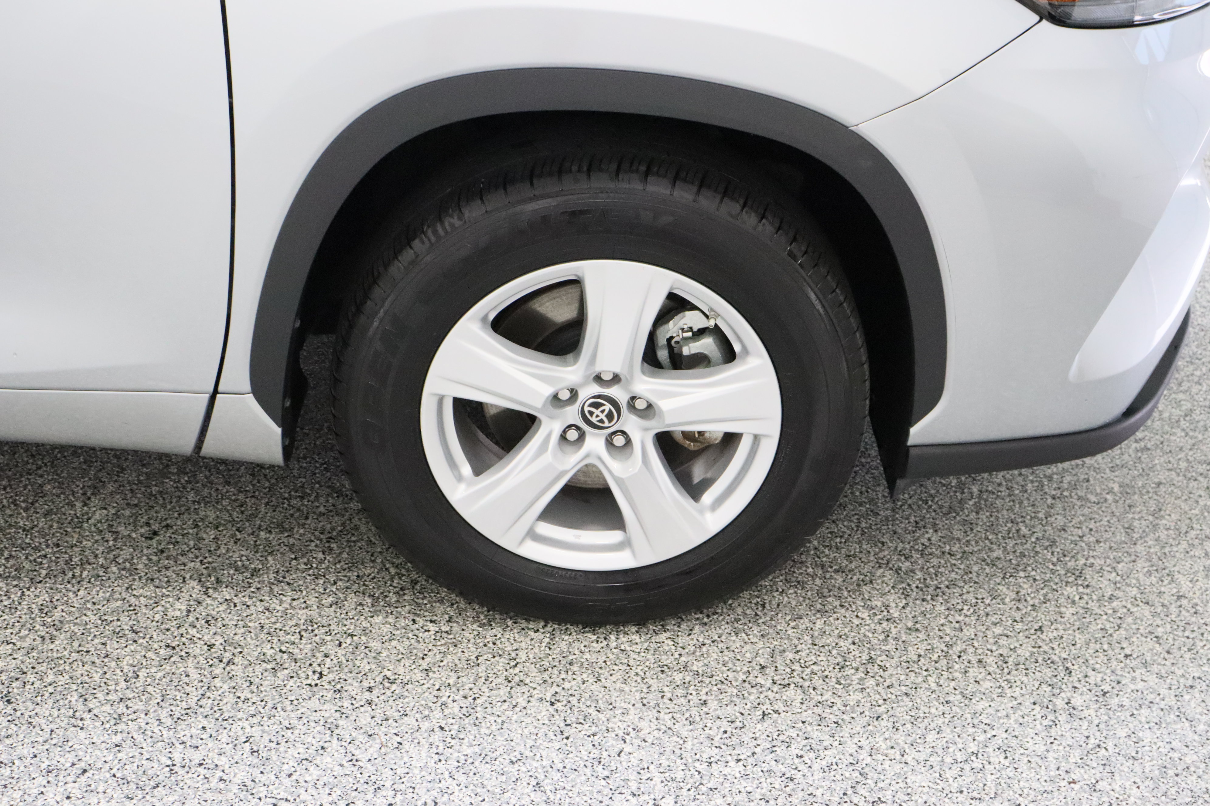 Certified 2025 Toyota Highlander LE FWD image 5