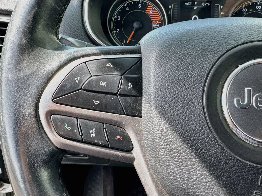 Used 2019 Jeep Cherokee Latitude Plus w/ Cold Weather Group AWD/4WD image 12