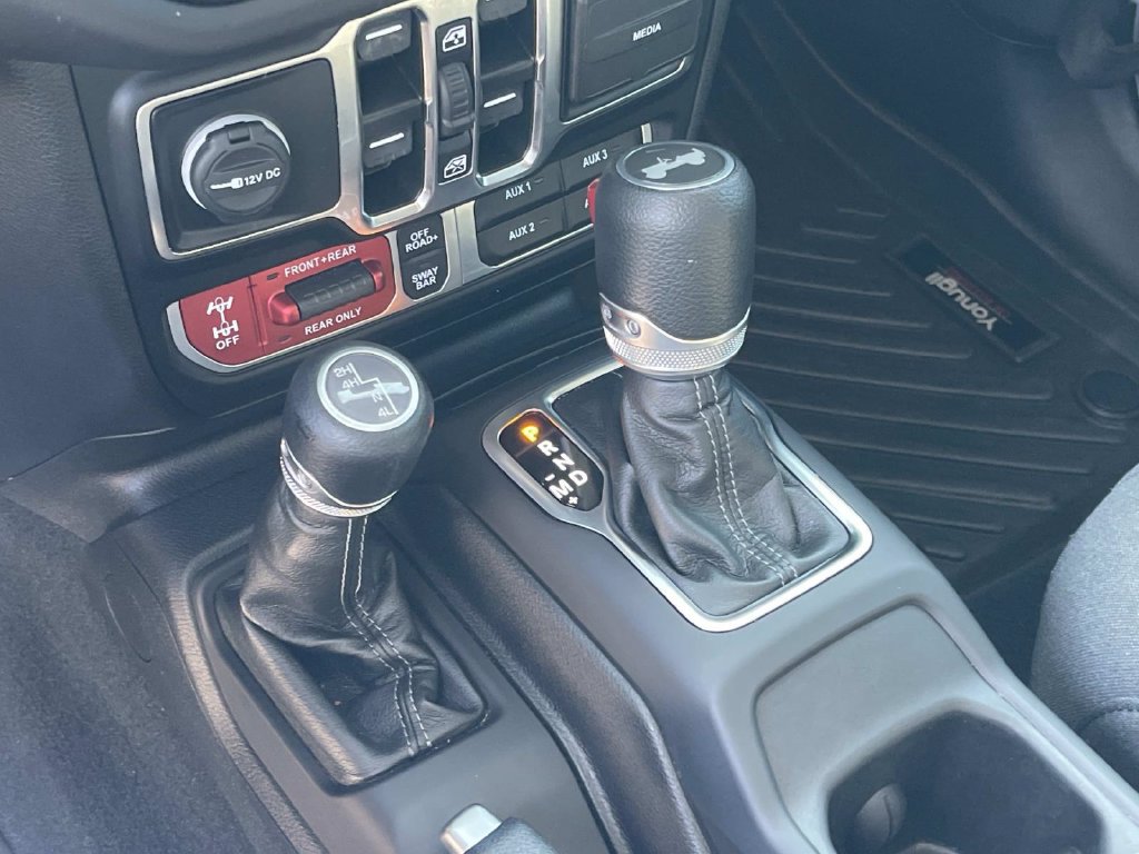 Used 2024 Jeep Wrangler Unlimited Rubicon AWD/4WD image 32