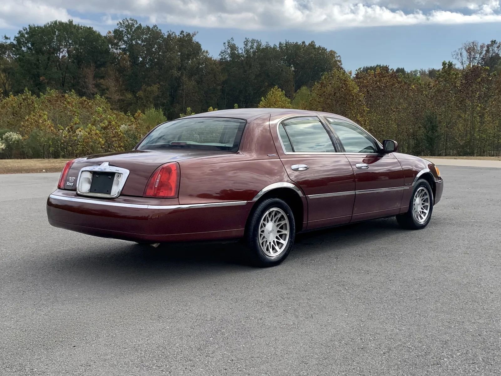 Used 2002 Lincoln Town Car Signature image 7