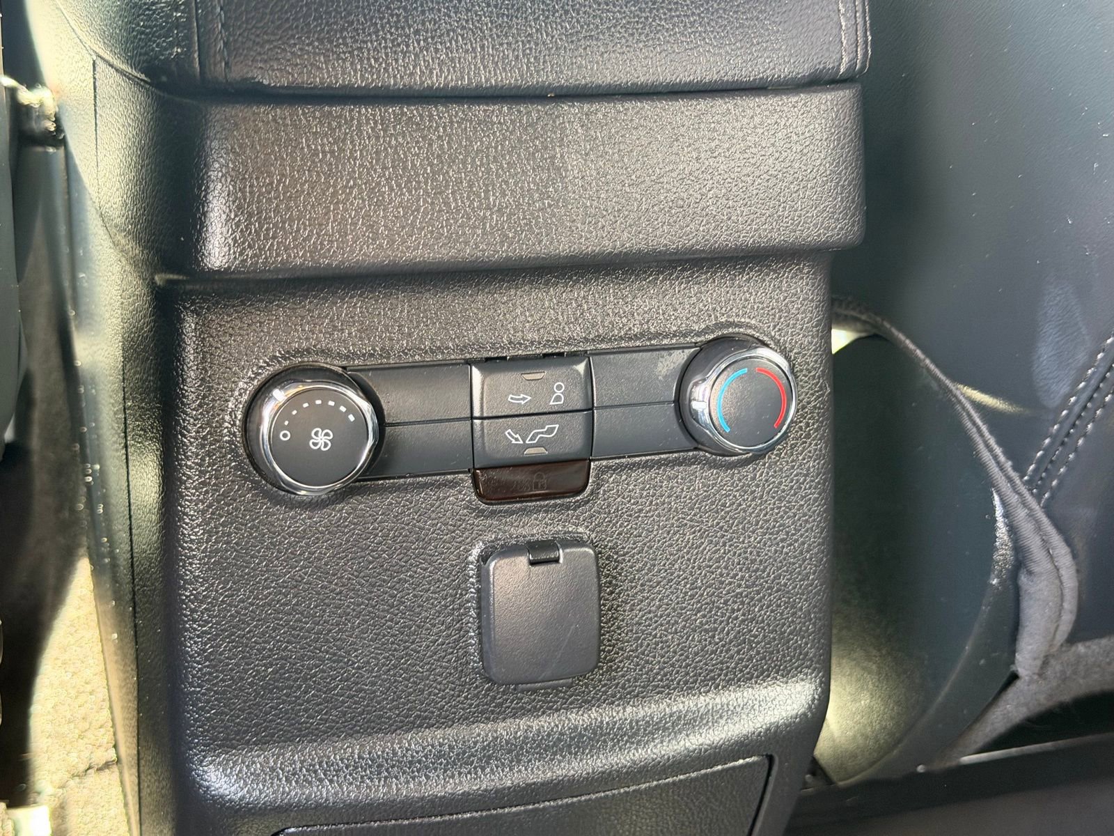 Used 2019 Ford Explorer XLT w/ Equipment Group 202A AWD/4WD image 28