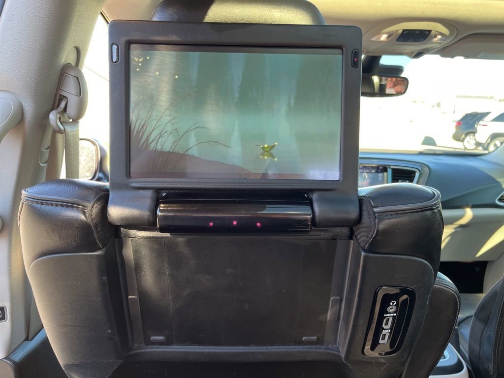 Used 2018 Chrysler Pacifica Limited w/ Tire & Wheel Group image 19