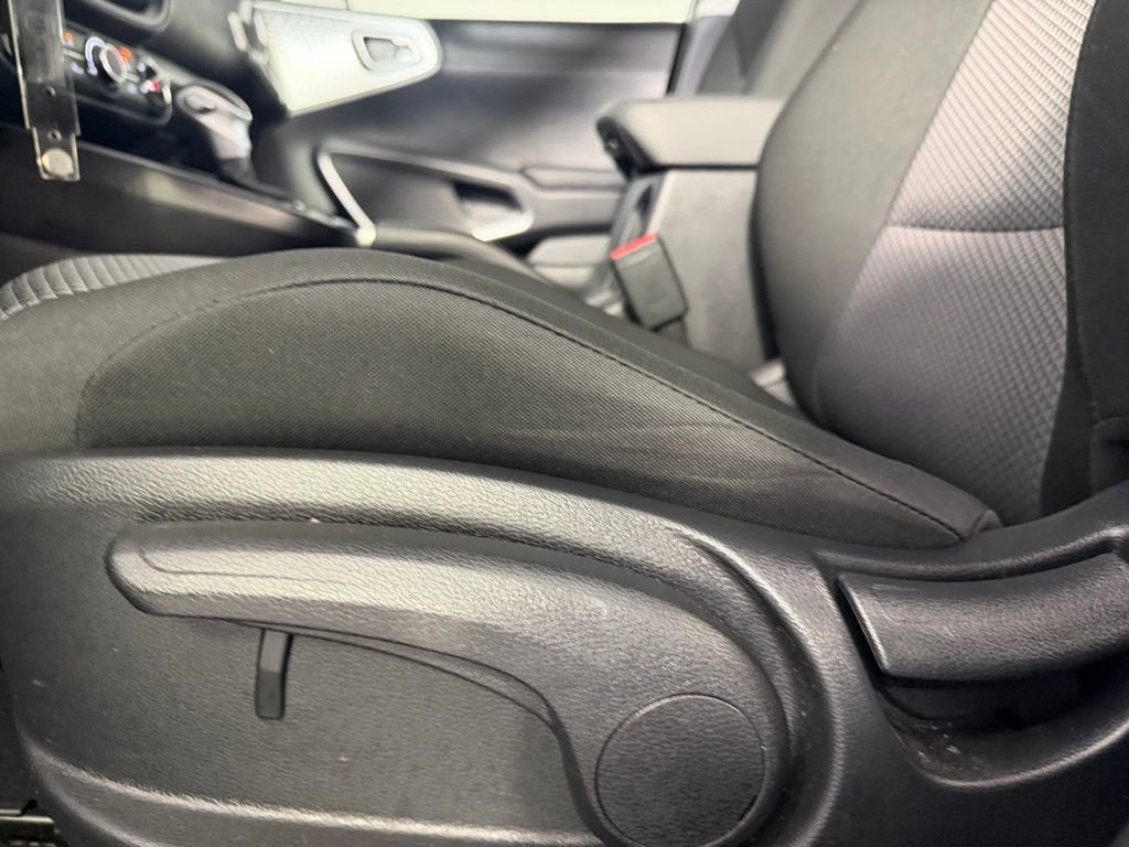 Used 2025 Kia Soul LX w/ LX Technology Package image 21