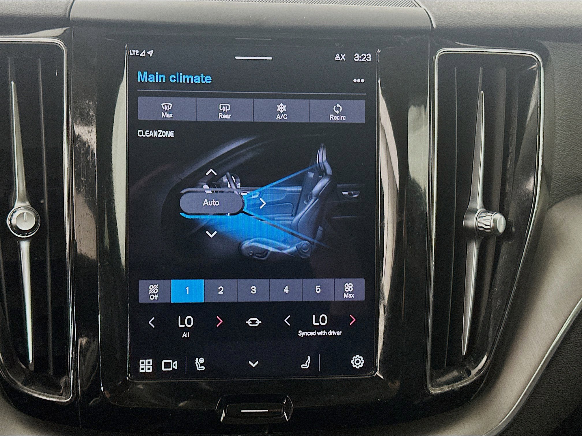 Used 2024 Volvo XC60 B5 Core w/ Climate Package image 23