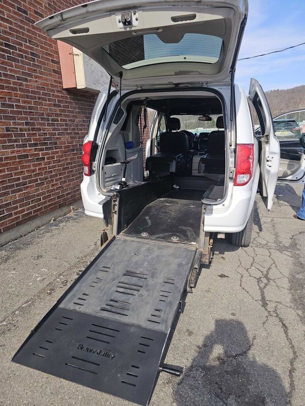 Used 2019 Dodge Grand Caravan SXT image 1
