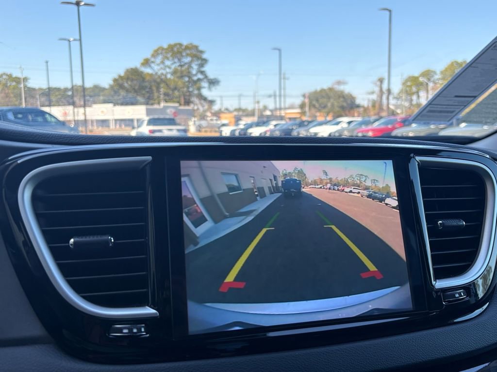 Used 2024 Chrysler Pacifica Touring-L image 14