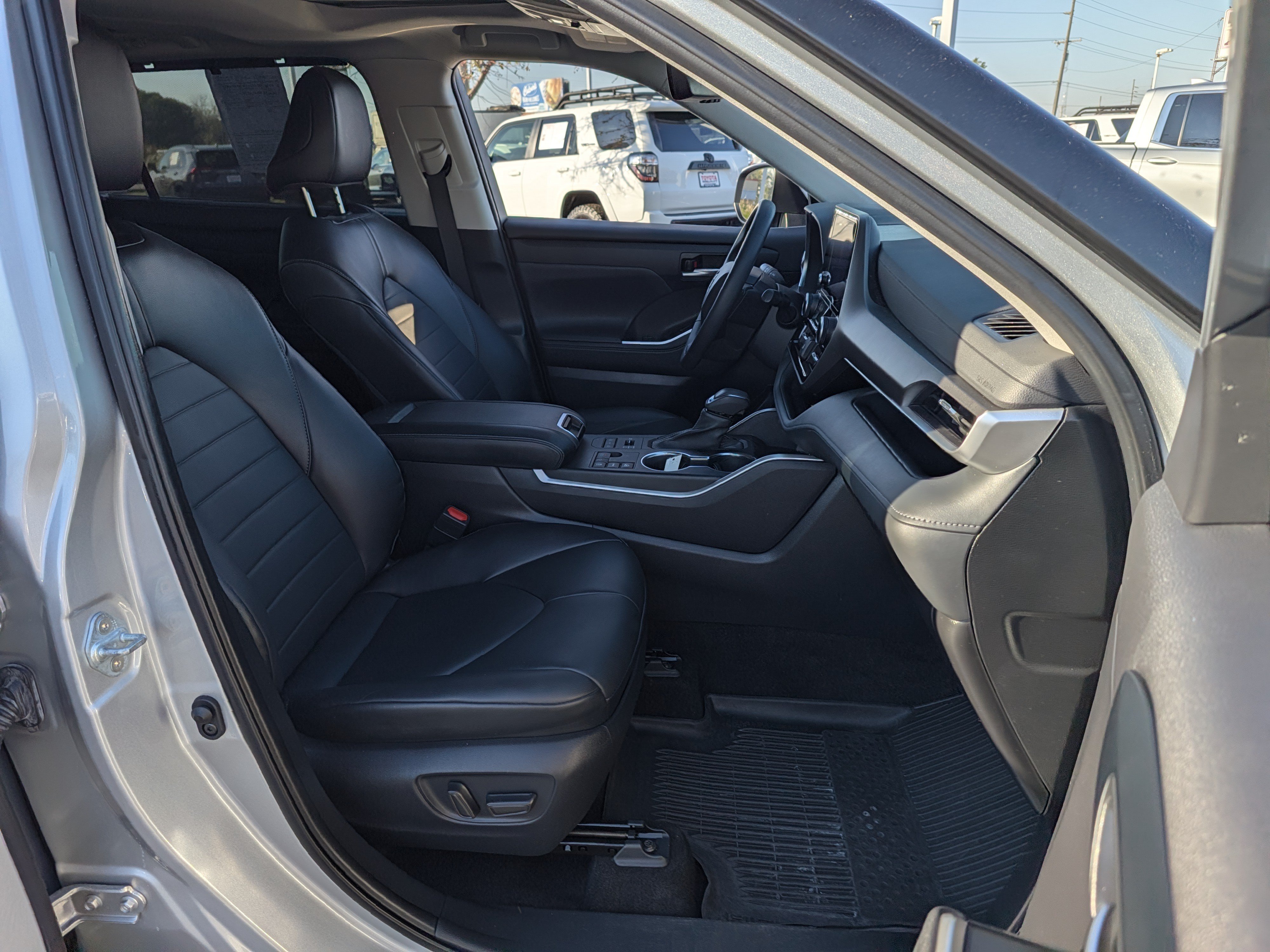 Used 2023 Toyota Highlander XLE AWD/4WD image 24