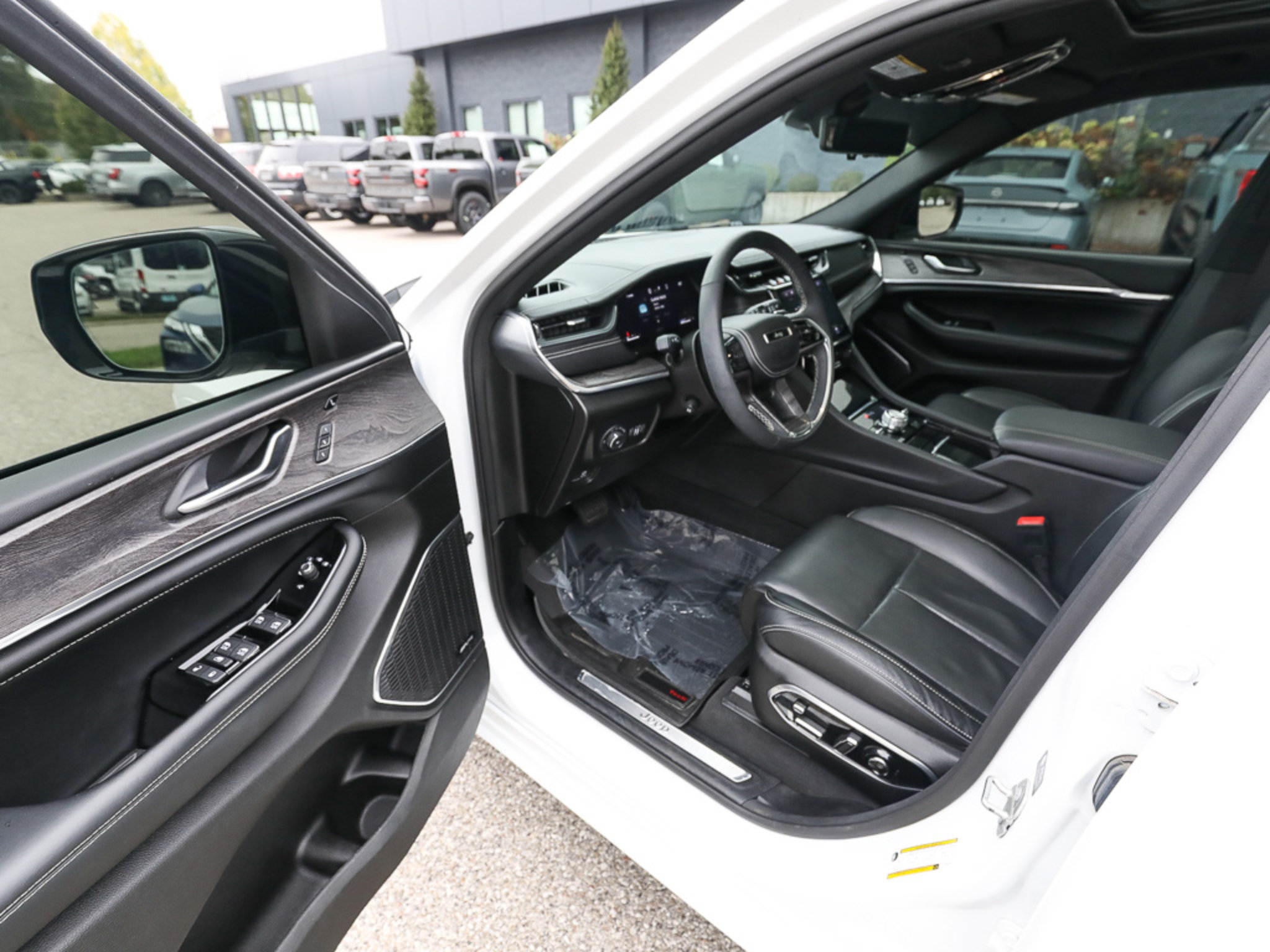 Used 2023 Jeep Grand Cherokee Overland w/ Luxury Tech Group IV AWD/4WD image 11