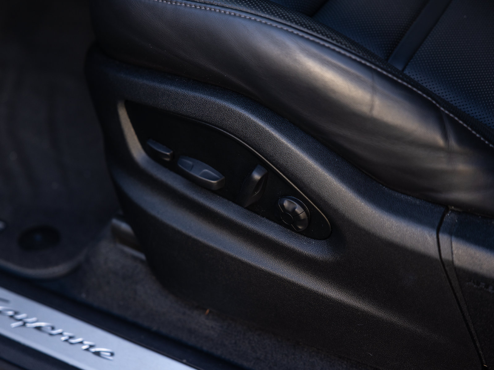 Certified 2024 Porsche Cayenne Coupe AWD/4WD image 32