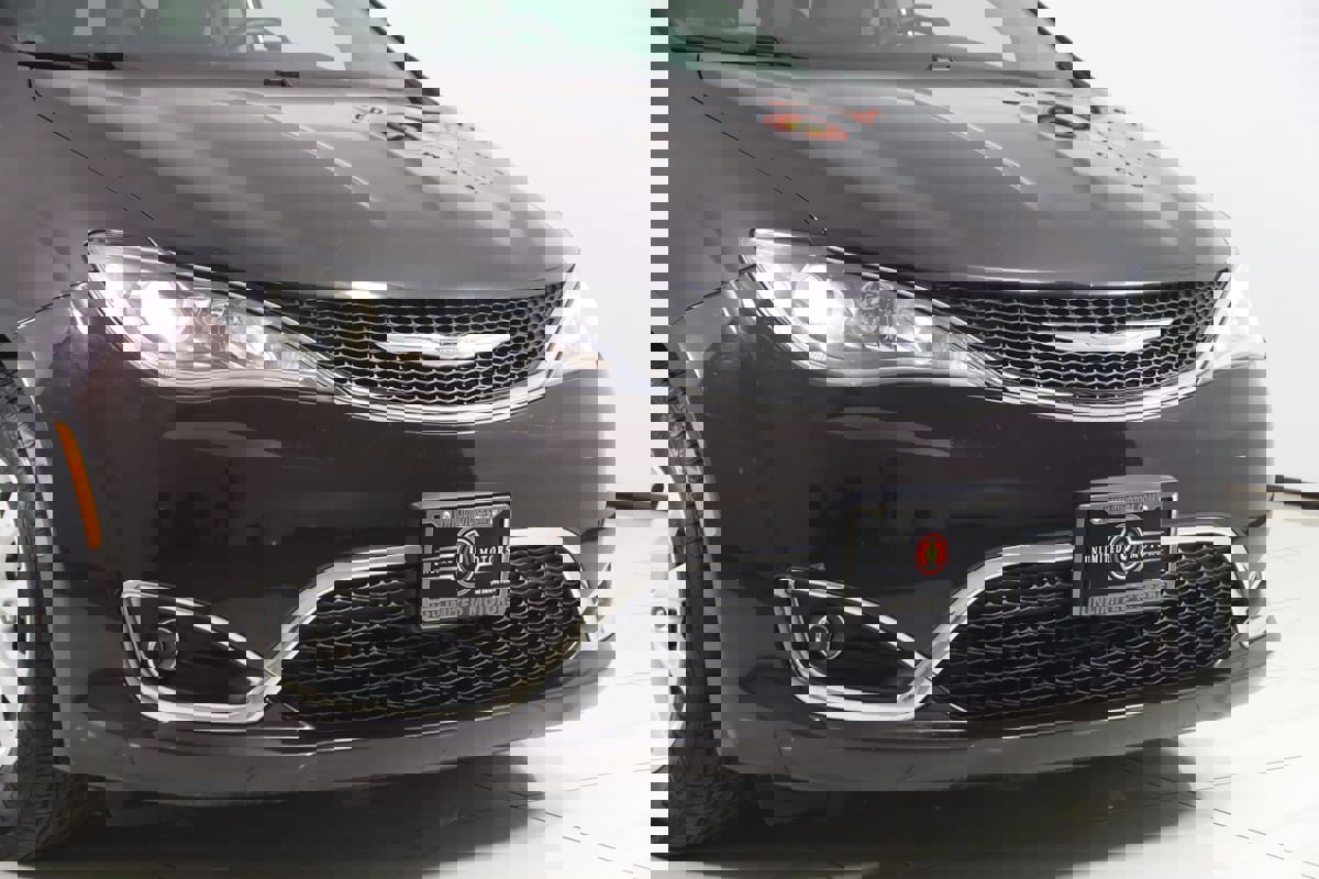 Used 2017 Chrysler Pacifica Touring-L image 37