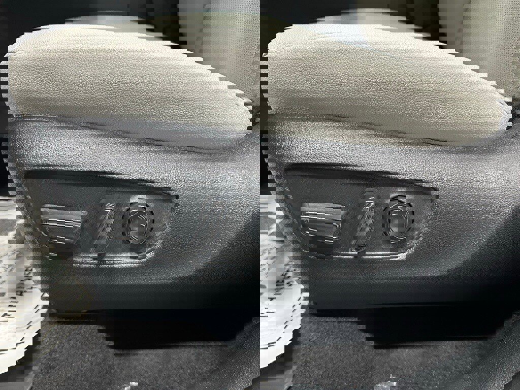 Used 2025 Toyota Grand Highlander AWD image 13