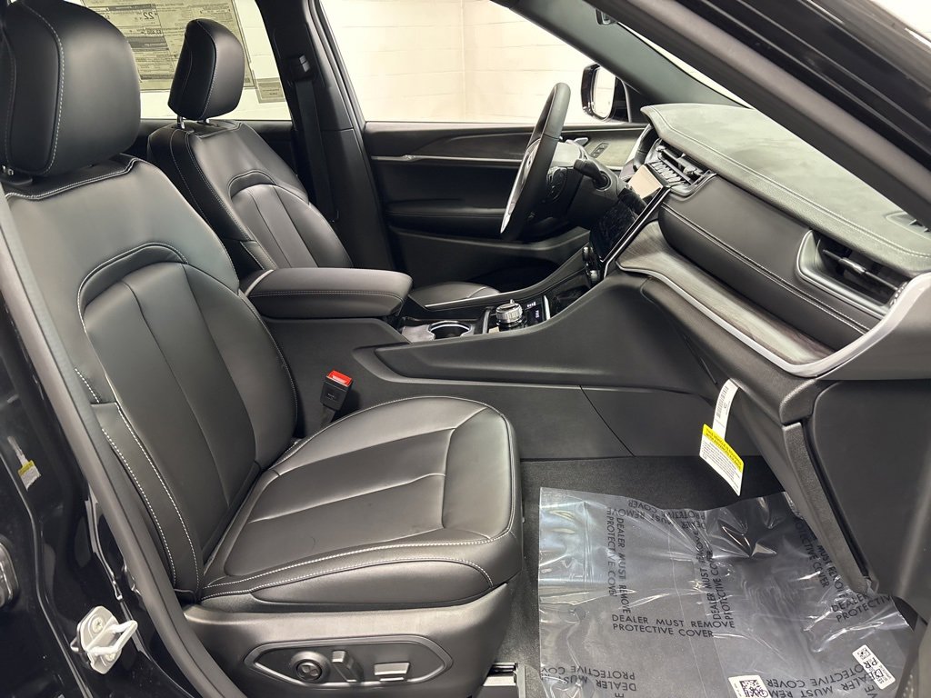 New 2025 Jeep Grand Cherokee Limited w/ Black Appearance Package image 10