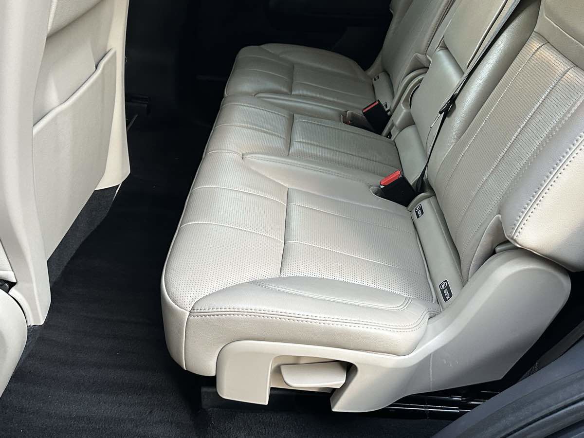 Used 2018 Land Rover Discovery SE image 20