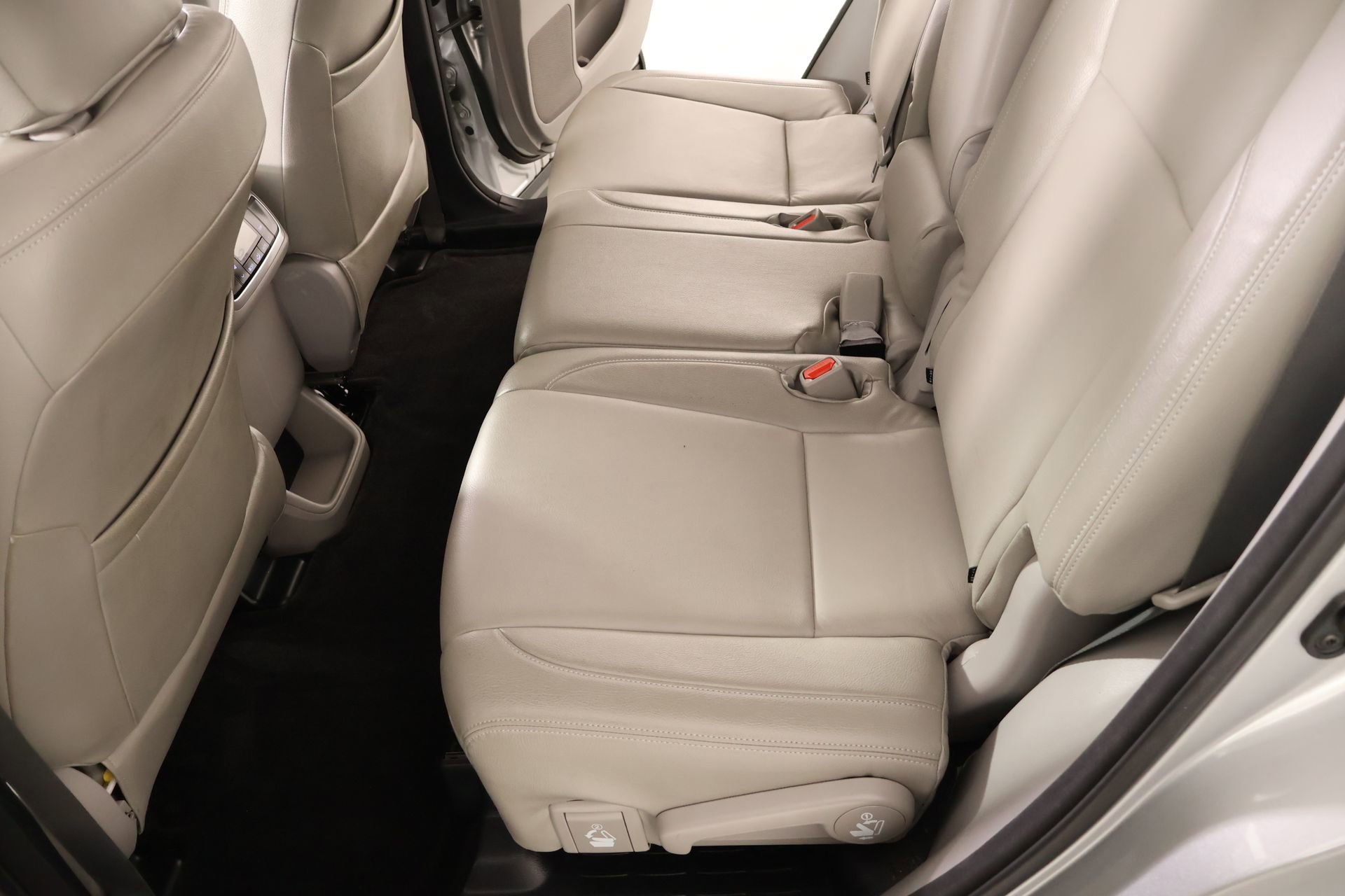 Used 2017 Toyota Highlander Plus FWD image 12
