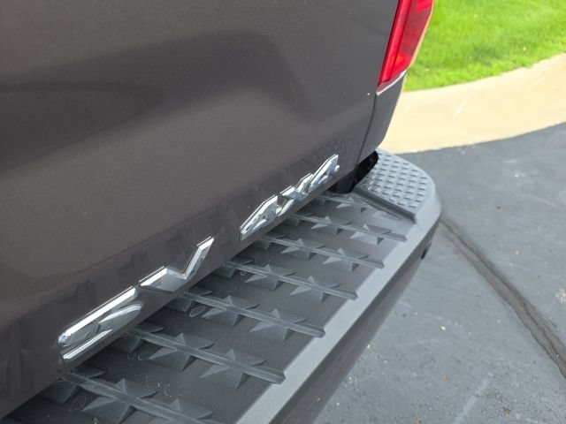 Used 2017 Nissan Titan SV AWD/4WD image 13