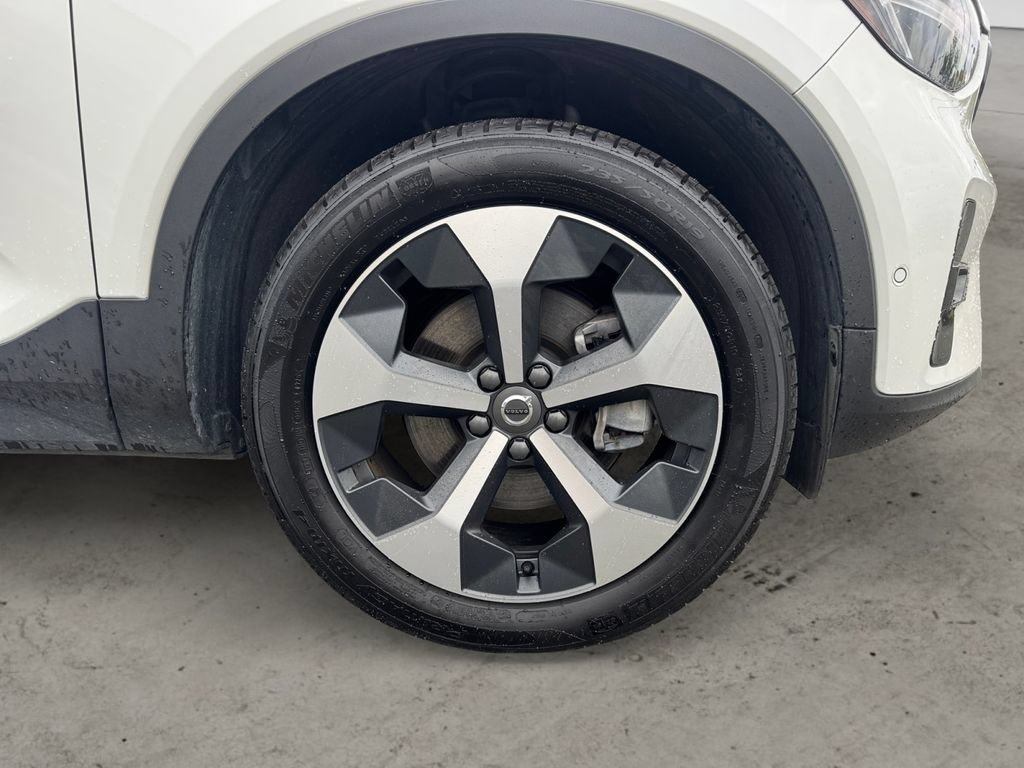 Used 2025 Volvo XC40 B5 Plus AWD/4WD image 9