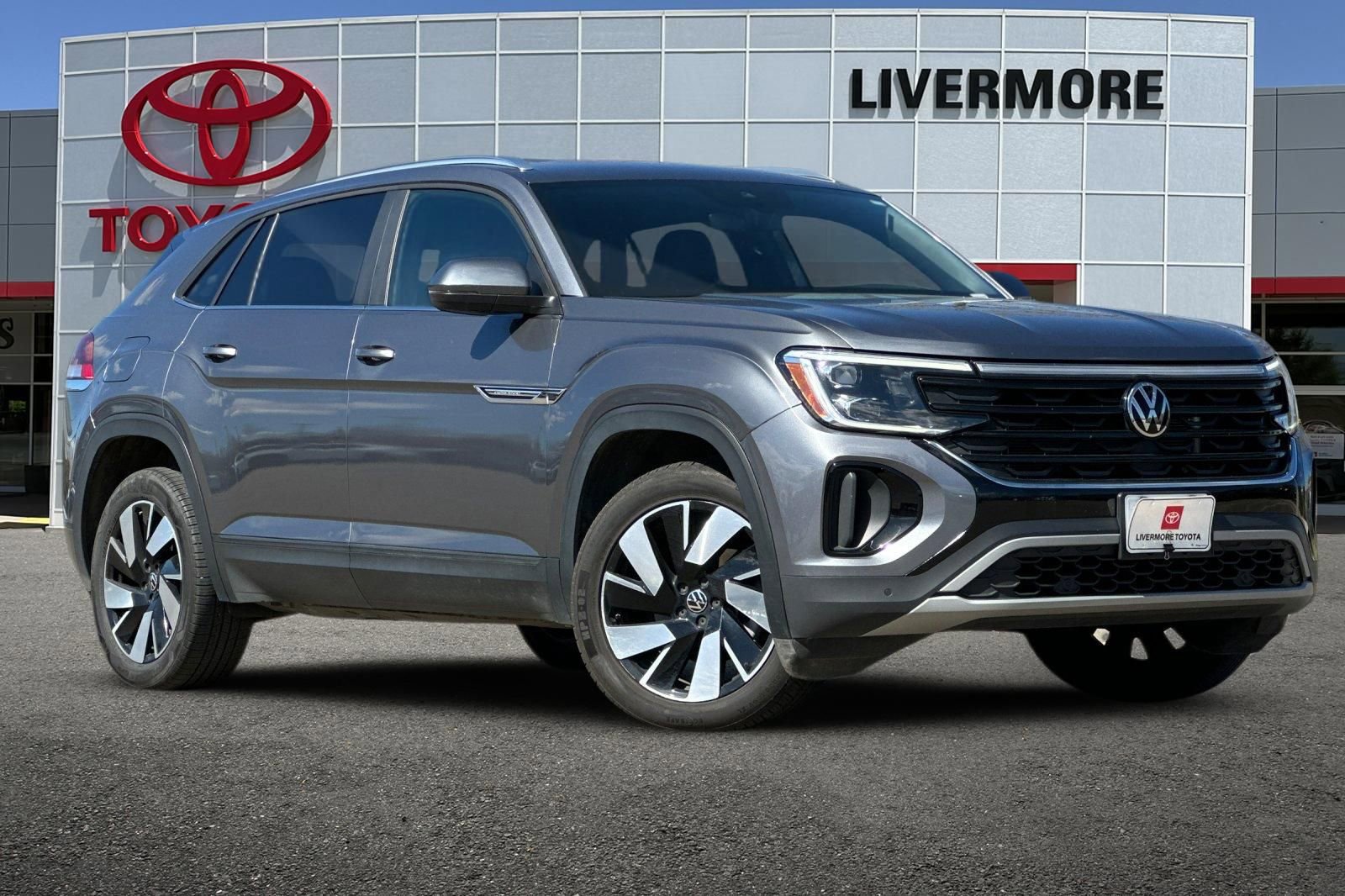 Used 2024 Volkswagen Atlas Cross Sport SE image 2