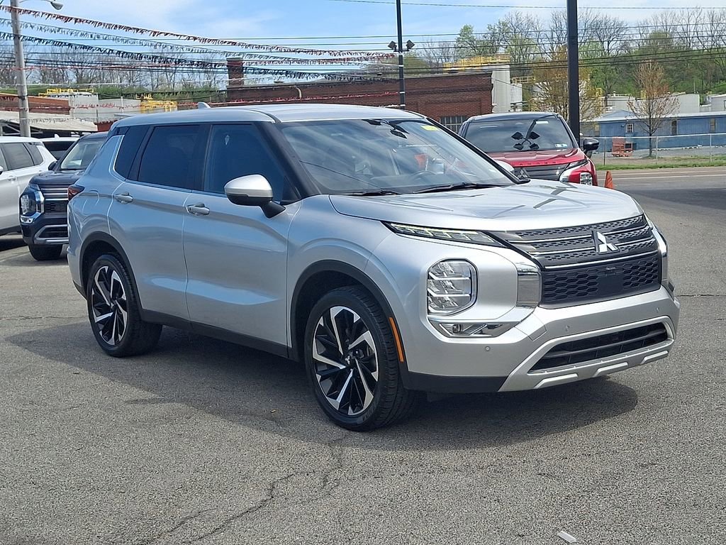 Used 2024 Mitsubishi Outlander SE Black Edition image 4