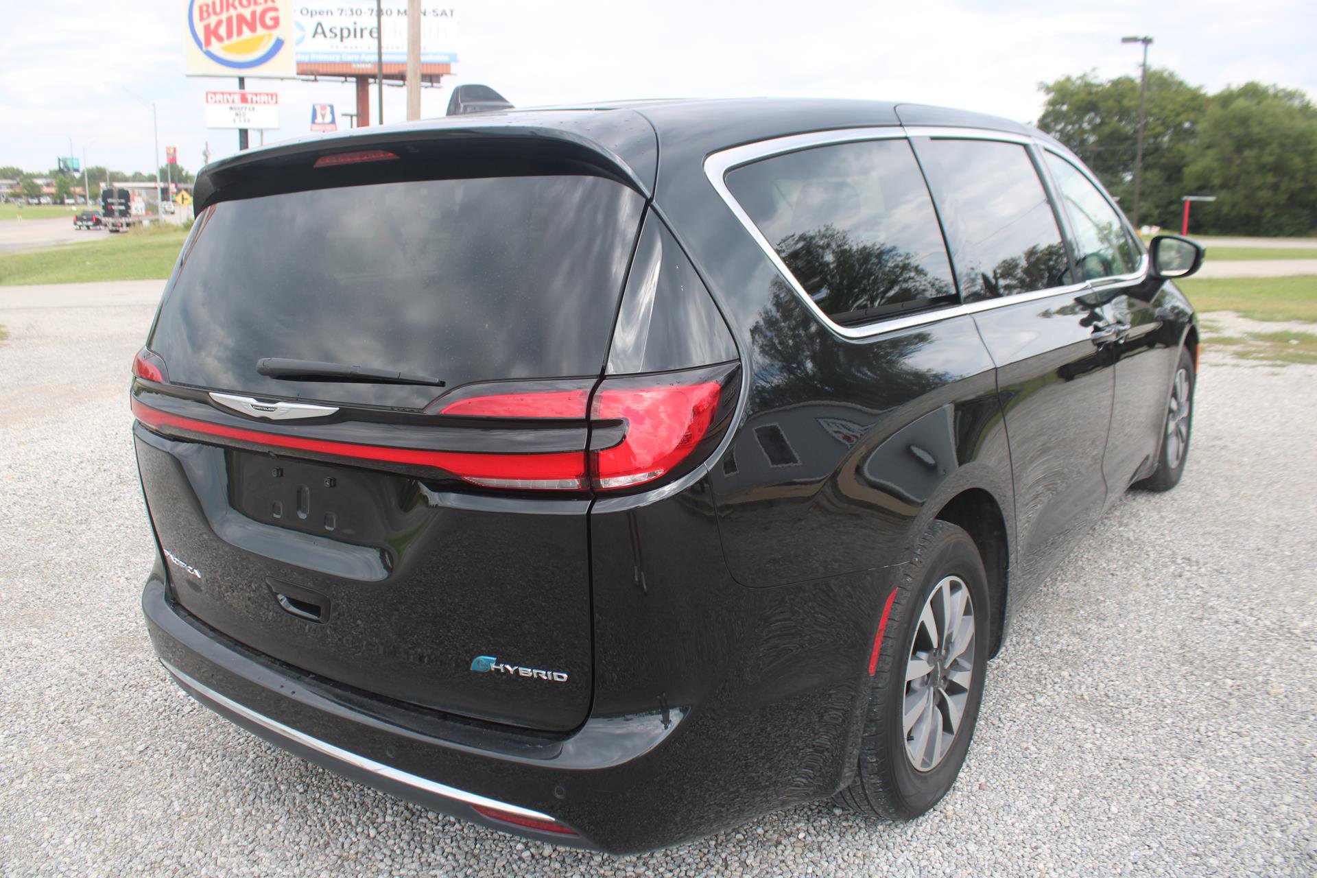 Used 2023 Chrysler Pacifica Touring-L image 7