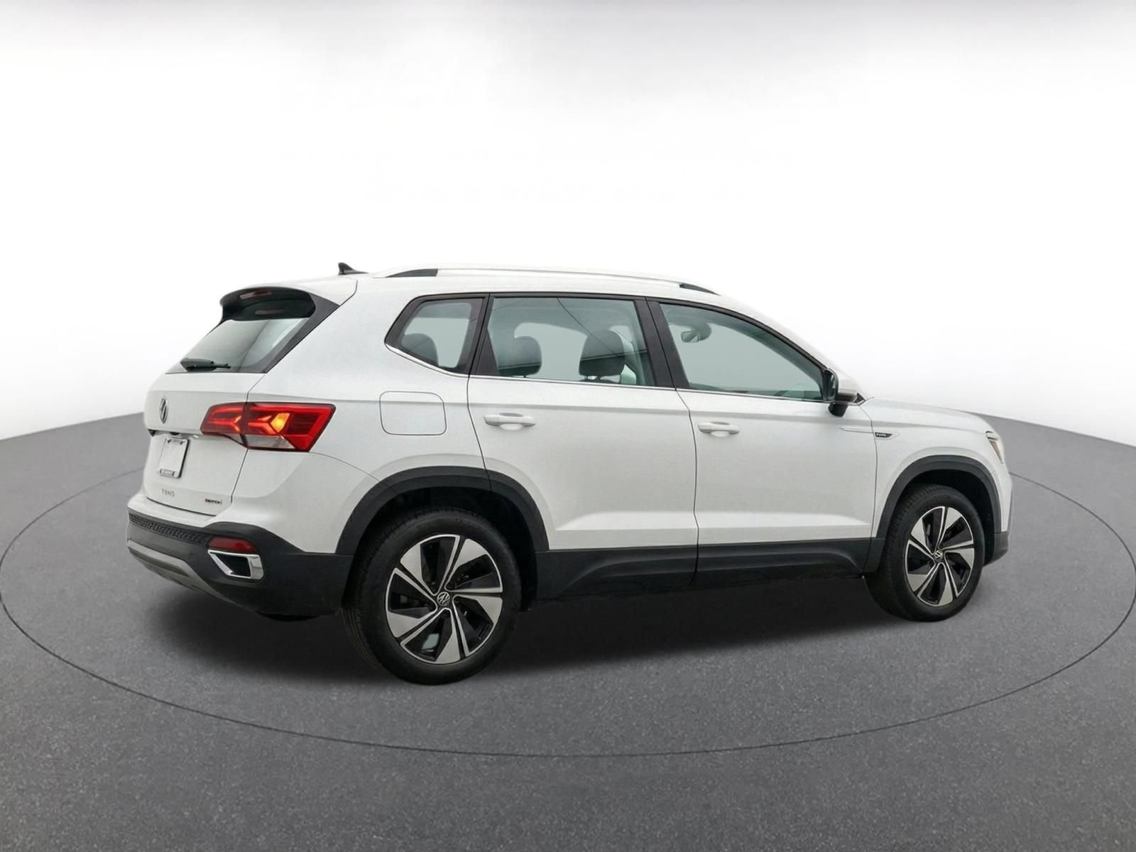 Used 2026 Volkswagen Taos SE AWD/4WD image 9