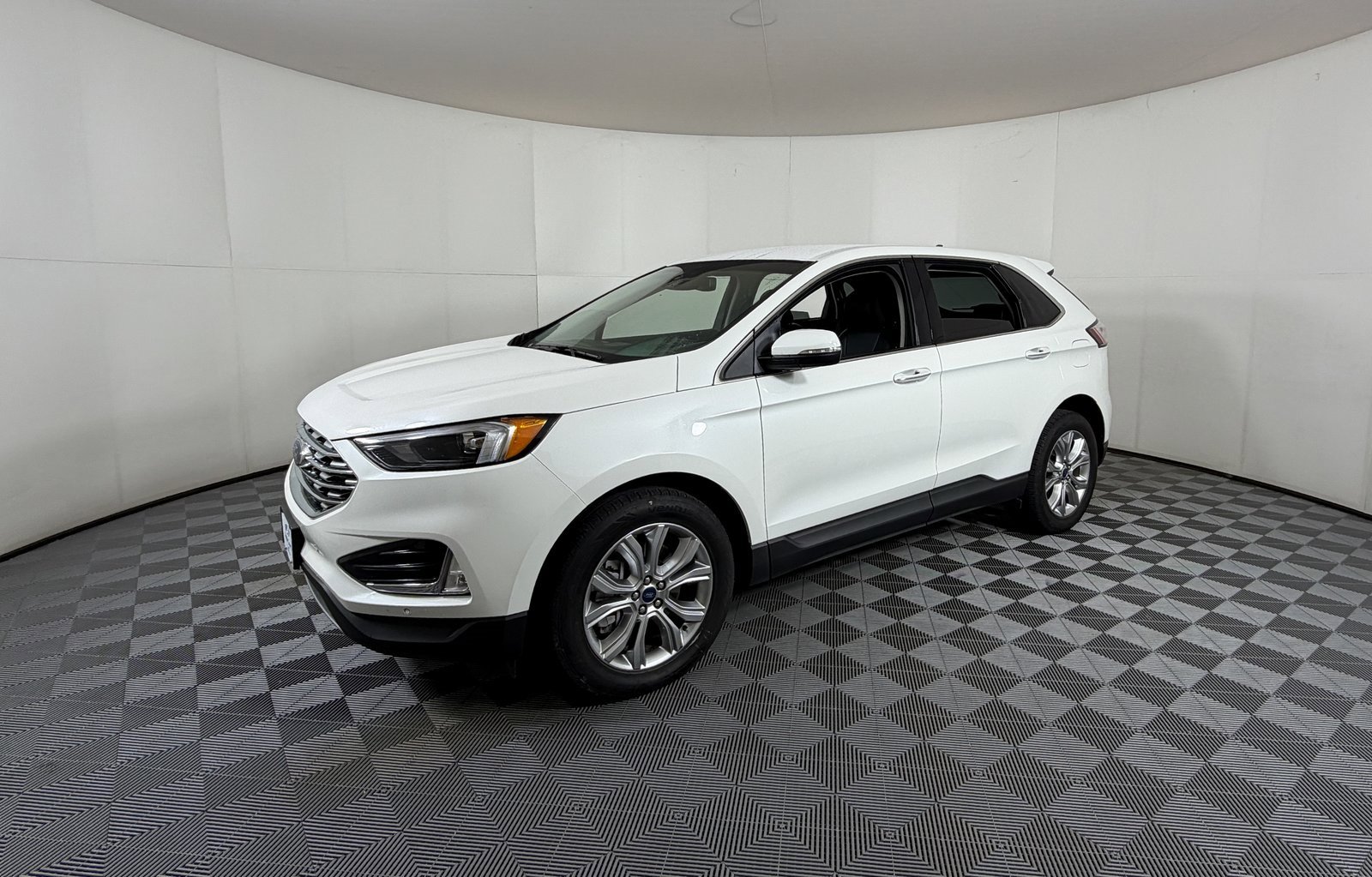 Used 2022 Ford Edge Titanium image 2