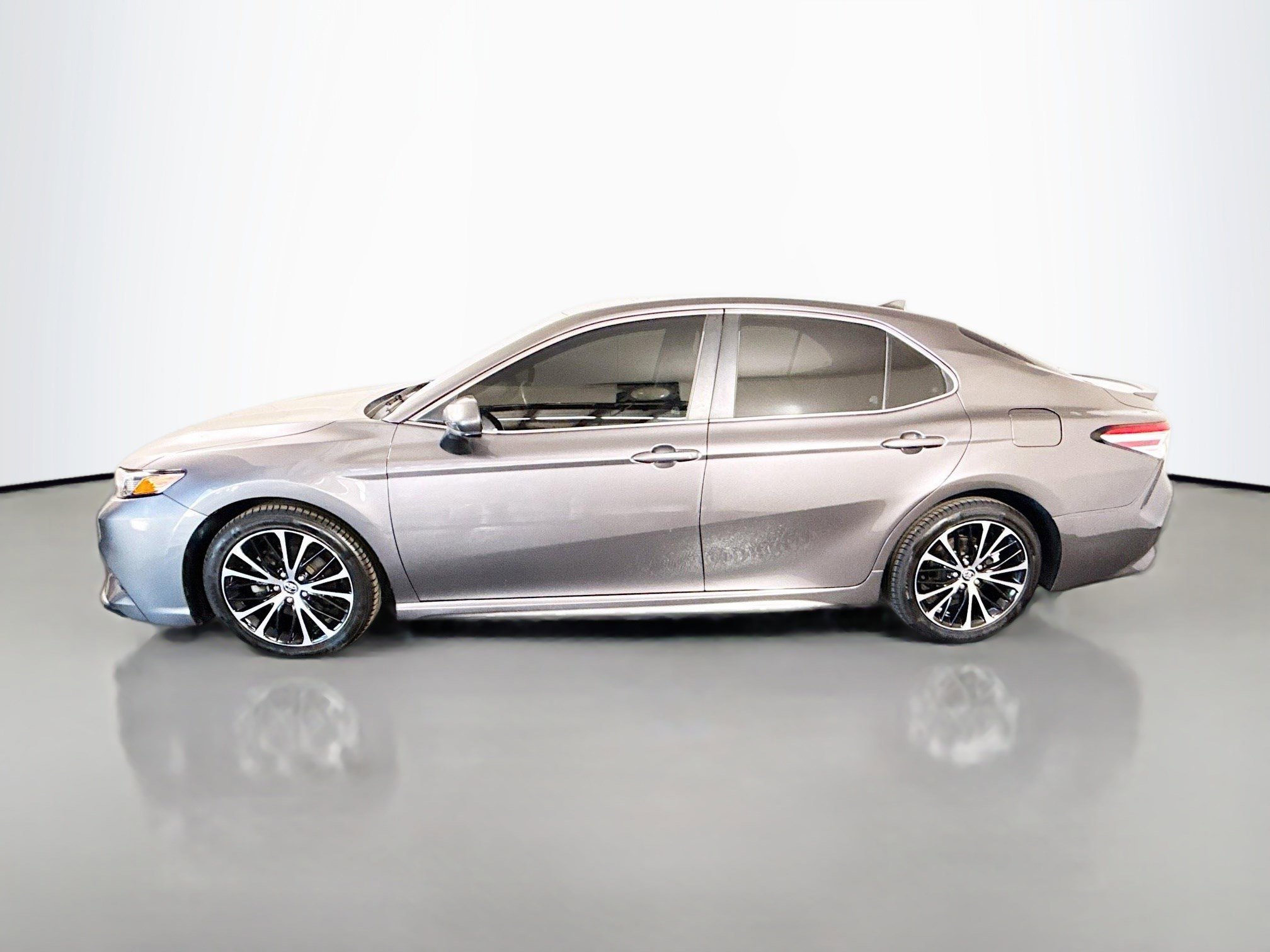 Used 2020 Toyota Camry SE FWD image 6