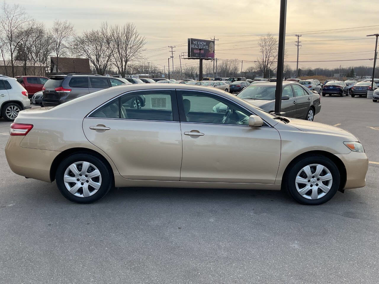 Used 2010 Toyota Camry LE image 7