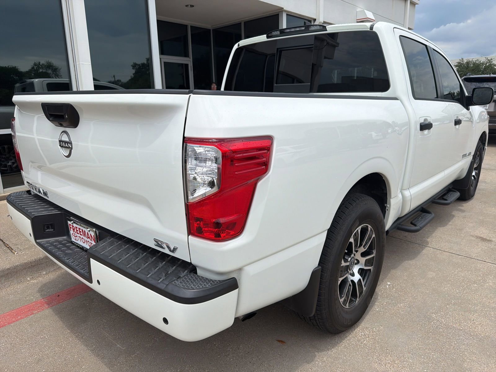 Used 2024 Nissan Titan SV w/ SV Convenience Package RWD image 7