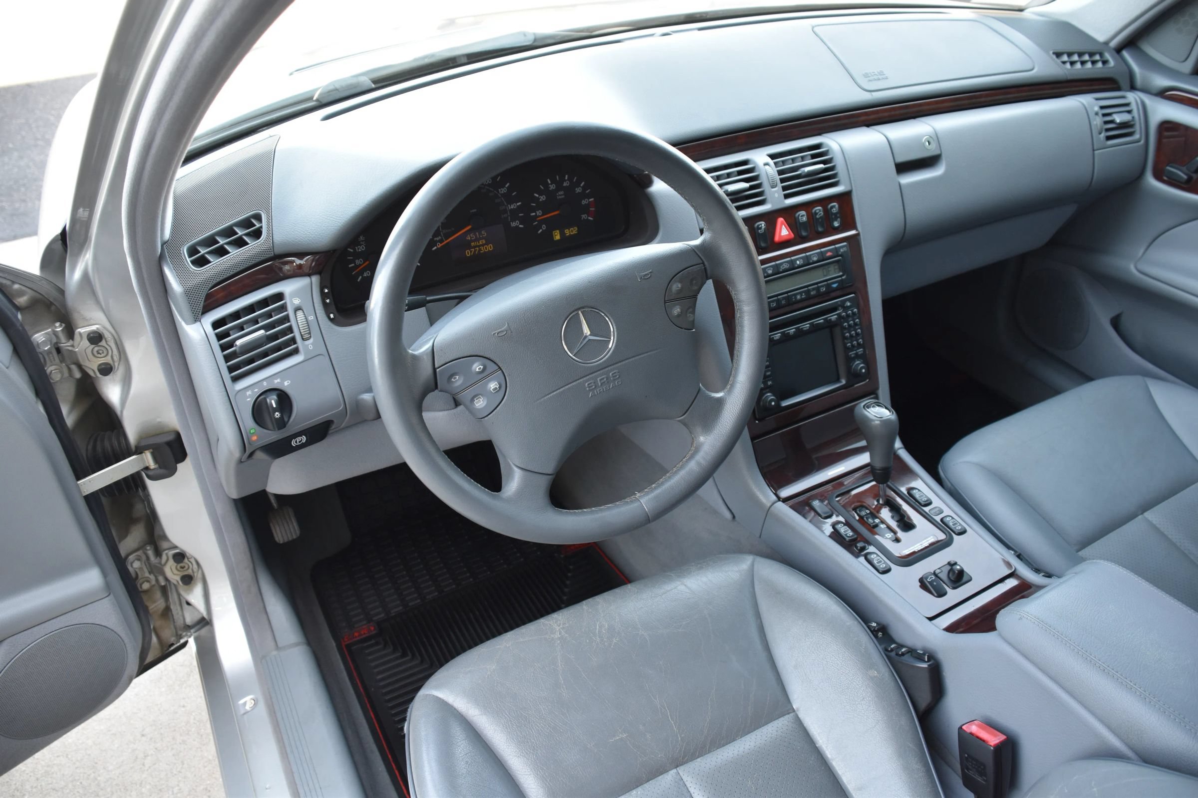 Used 2000 Mercedes-Benz E 320 Sedan image 17