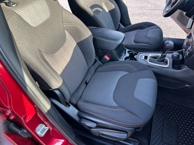 Used 2017 Jeep Cherokee Latitude w/ Safety/Convenience Group image 24